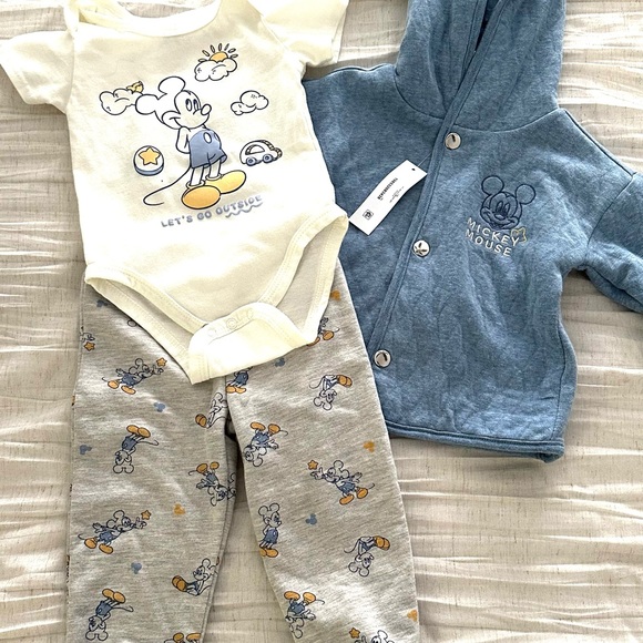 Disney Baby Cream Onesie - Picture 1 of 3